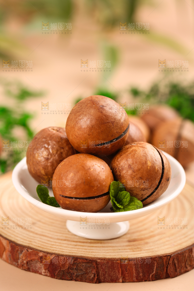 一碟夏威夷果放在木底上