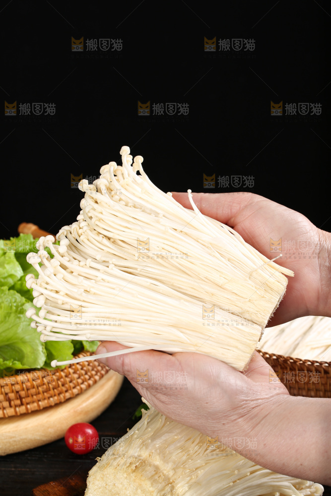 手拿新鲜金针菇