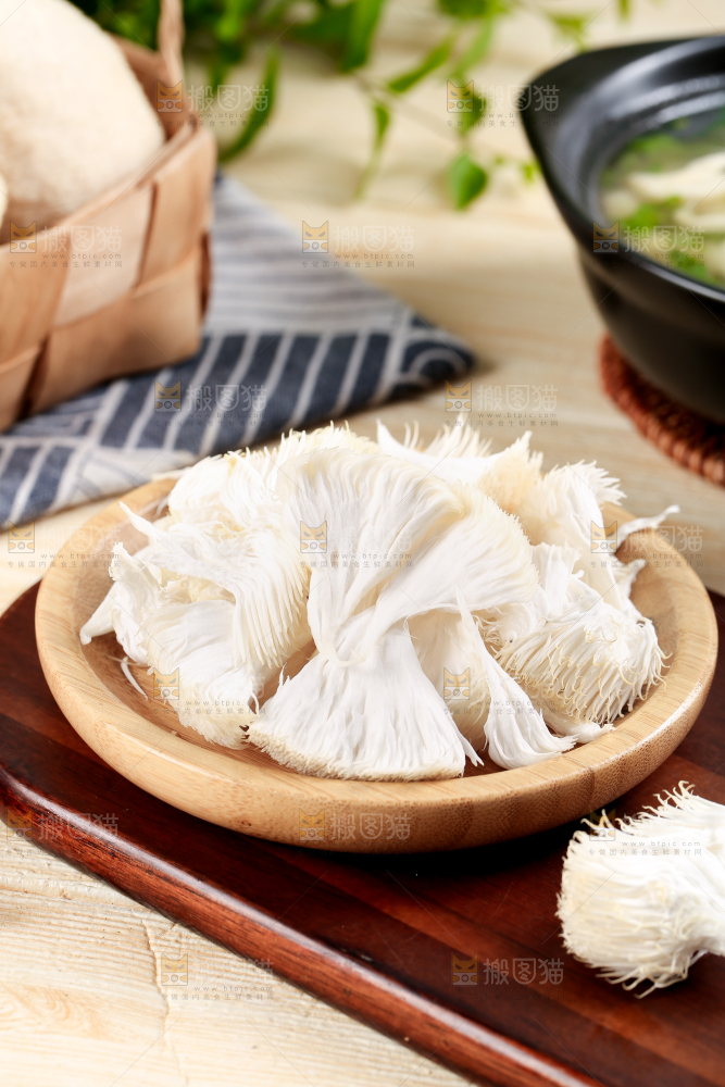 木板上放着长白山猴头菇