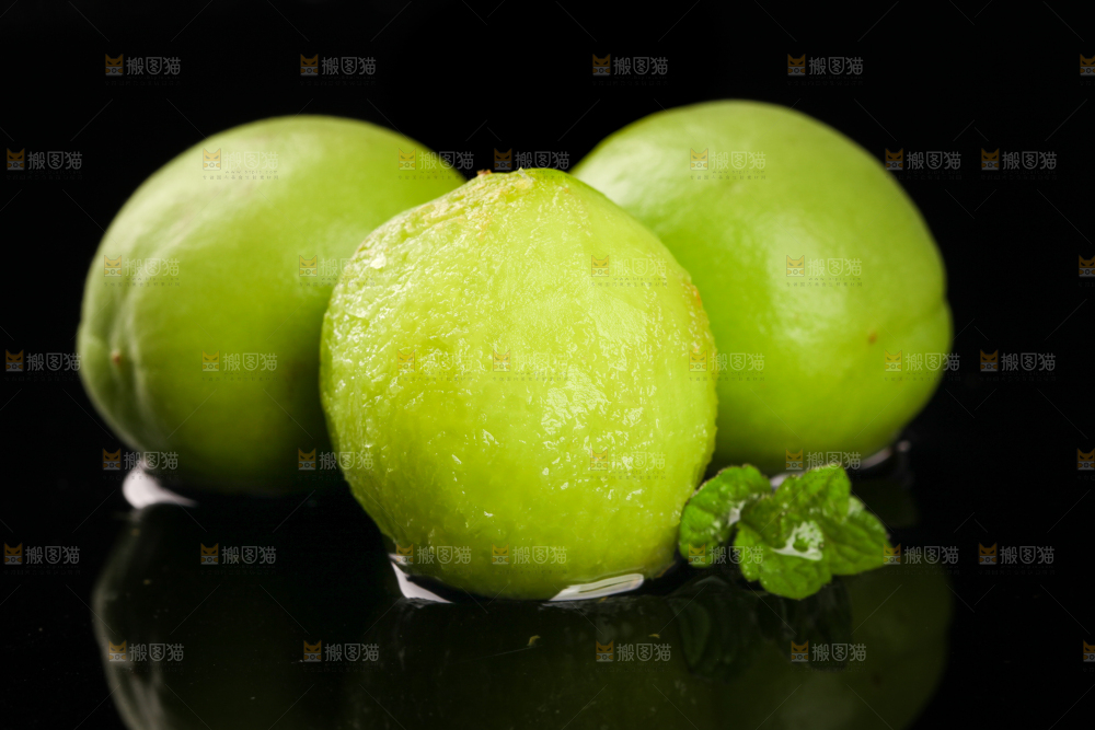 黑底上放着云南大理青梅