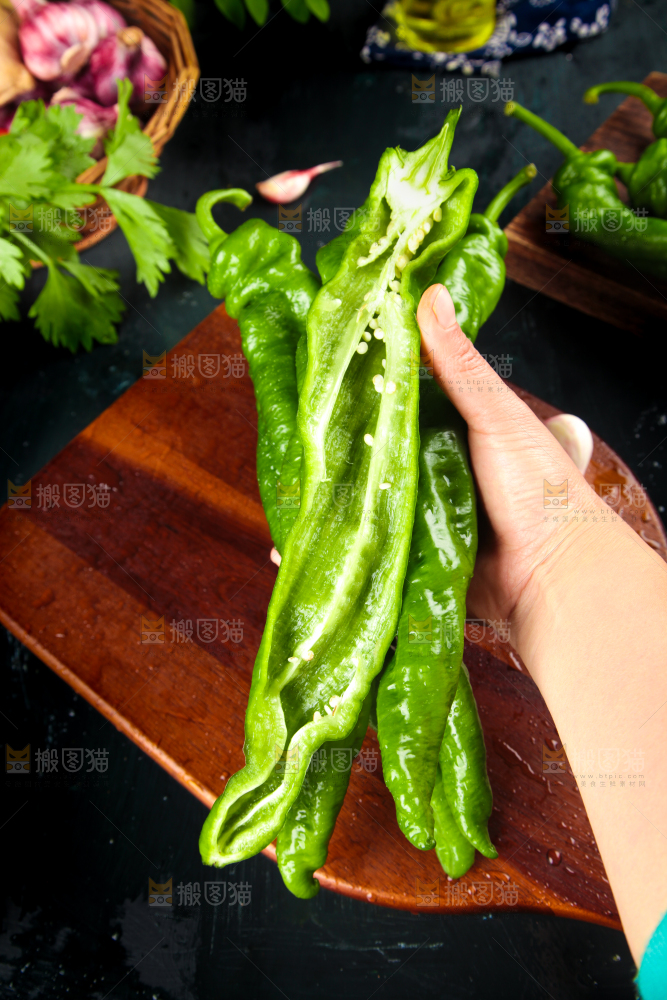 木板上放着青螺丝椒