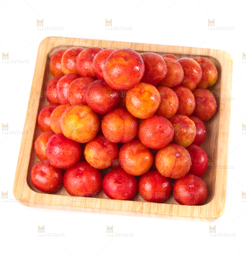 盘子里的三月李子