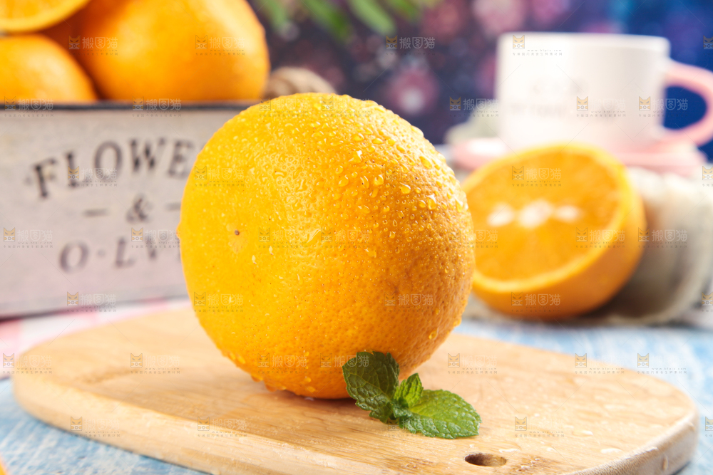 木板上摆放着黄心肉蜜柚
