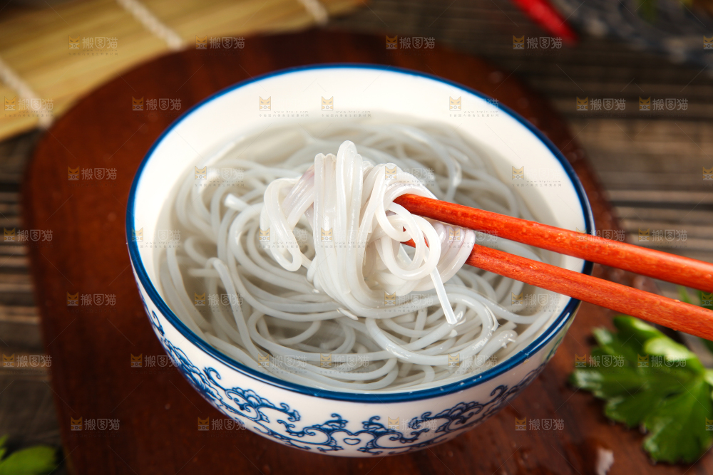 筷子夹着红薯粉