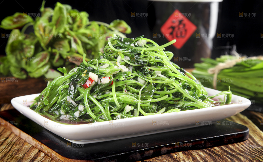 一盘蒜蓉苋菜放在木底上