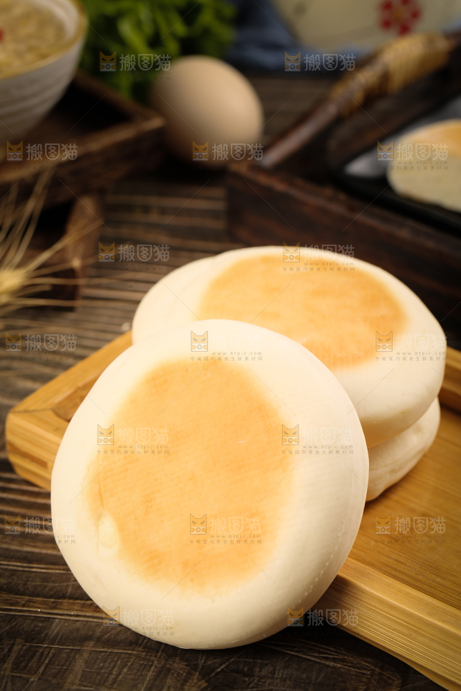 盘子里装着奶香饼