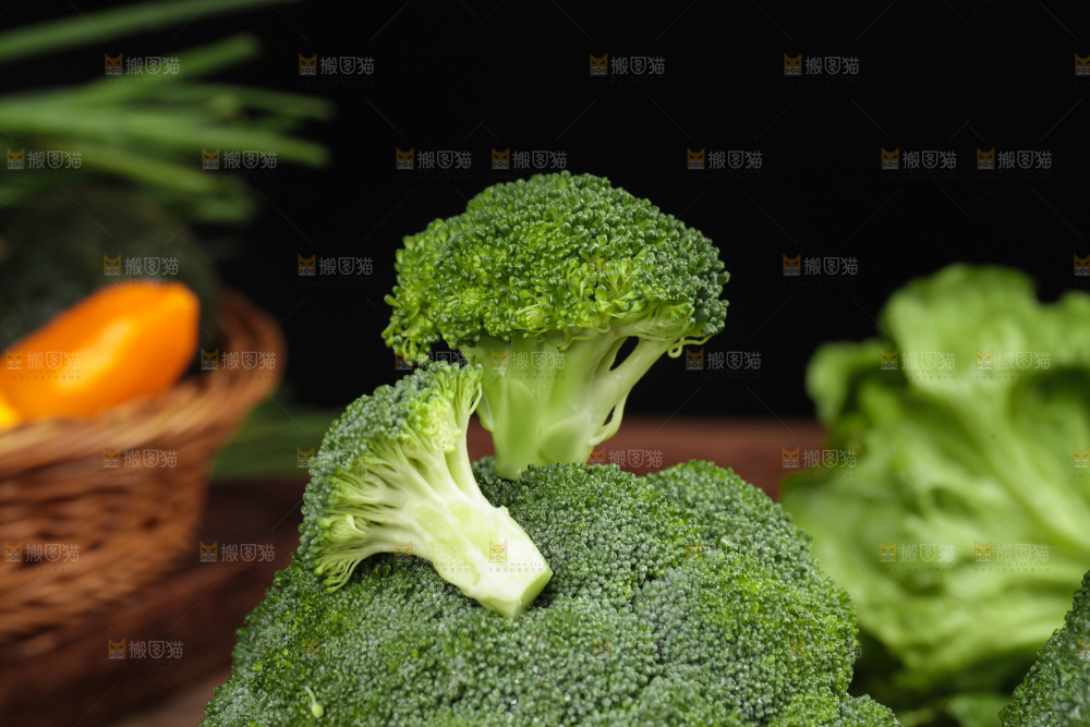 深底上放着新鲜的西兰花