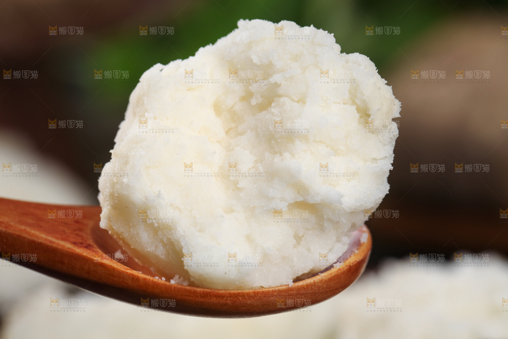 勺子里毛薯泥