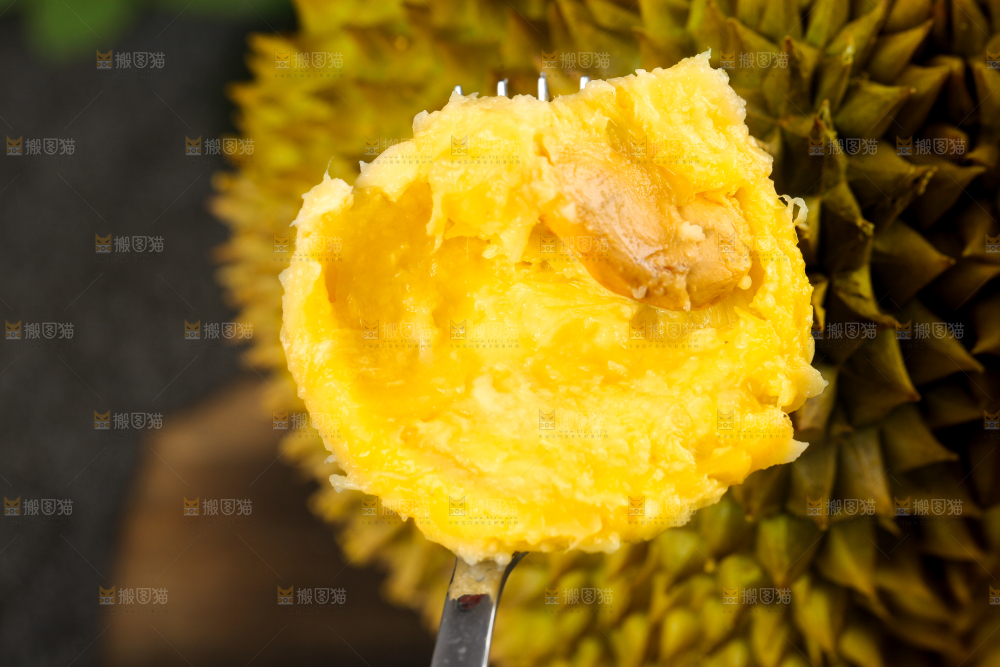 深底上的榴莲果肉