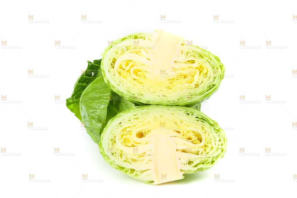 切开的包菜放在白底上