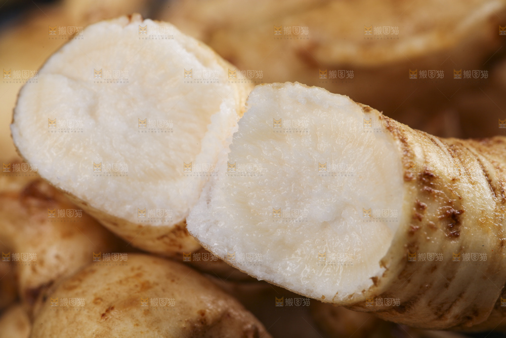 深底上放着掰开的人参