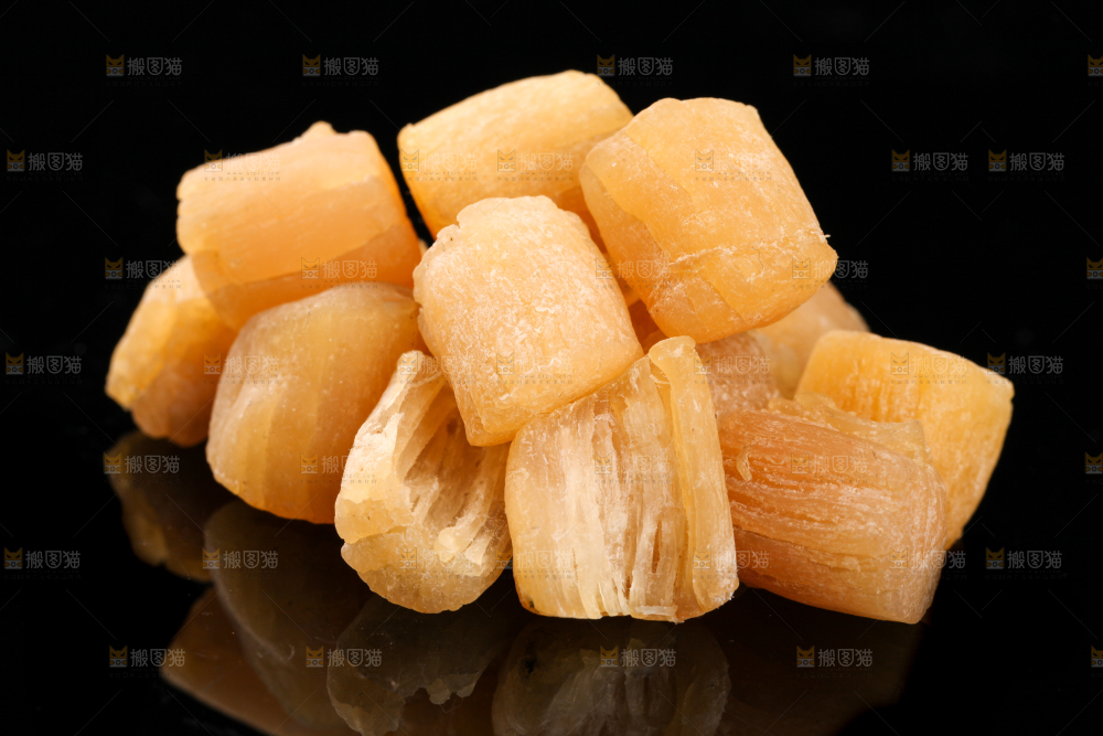 黑底上放着瑶柱