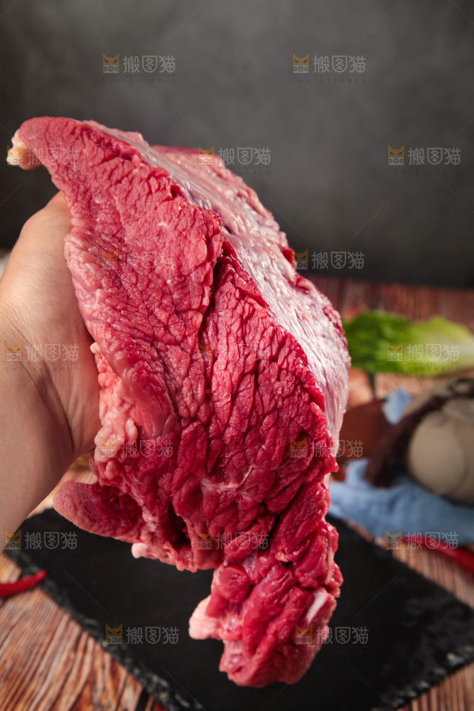 黑石板上的草原散养牛腿肉