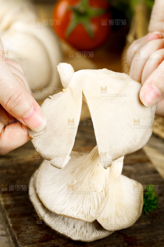 手拿撕开的平菇
