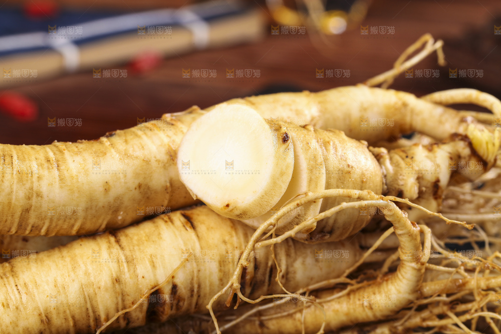 切开的人参放在石板上