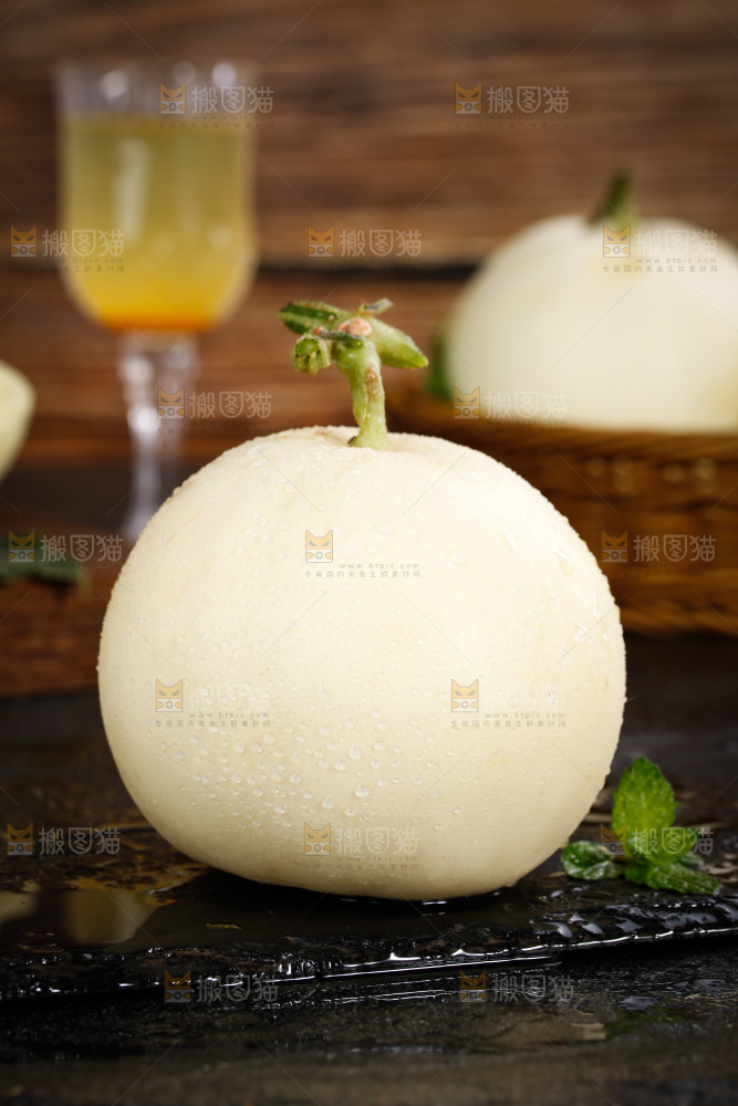 黑石板上的新鲜阎良甜瓜