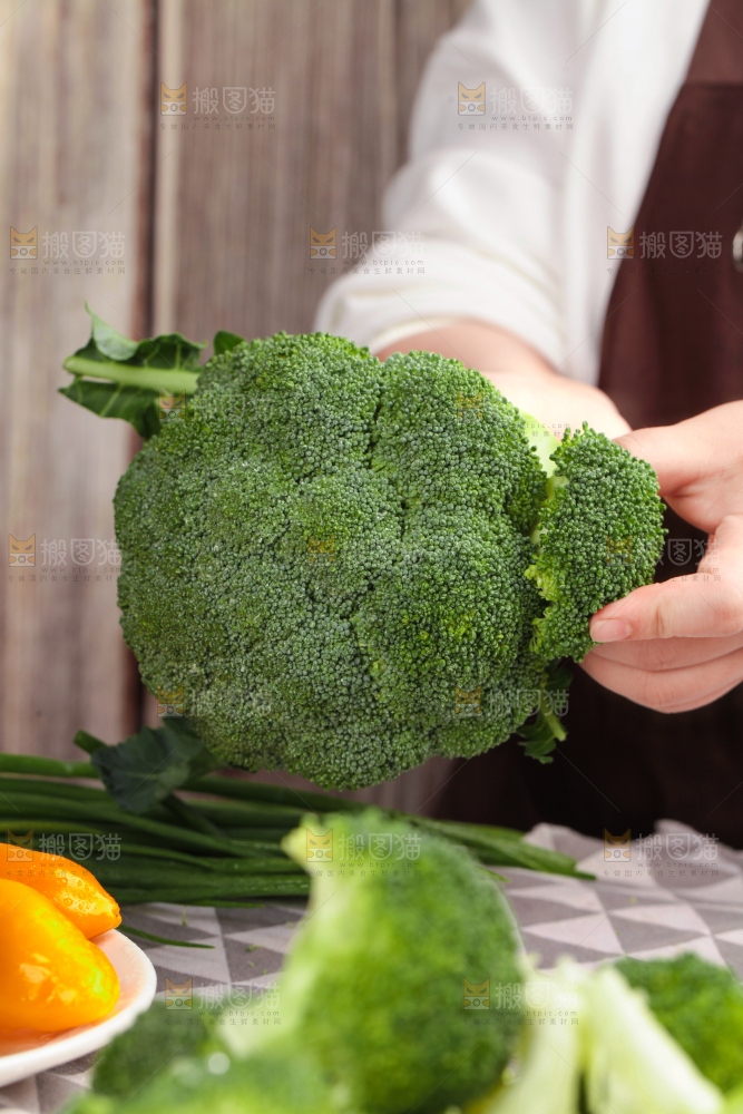 手拿新鲜西兰花