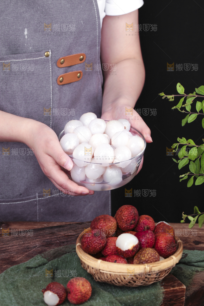手拿一碗荔枝果肉