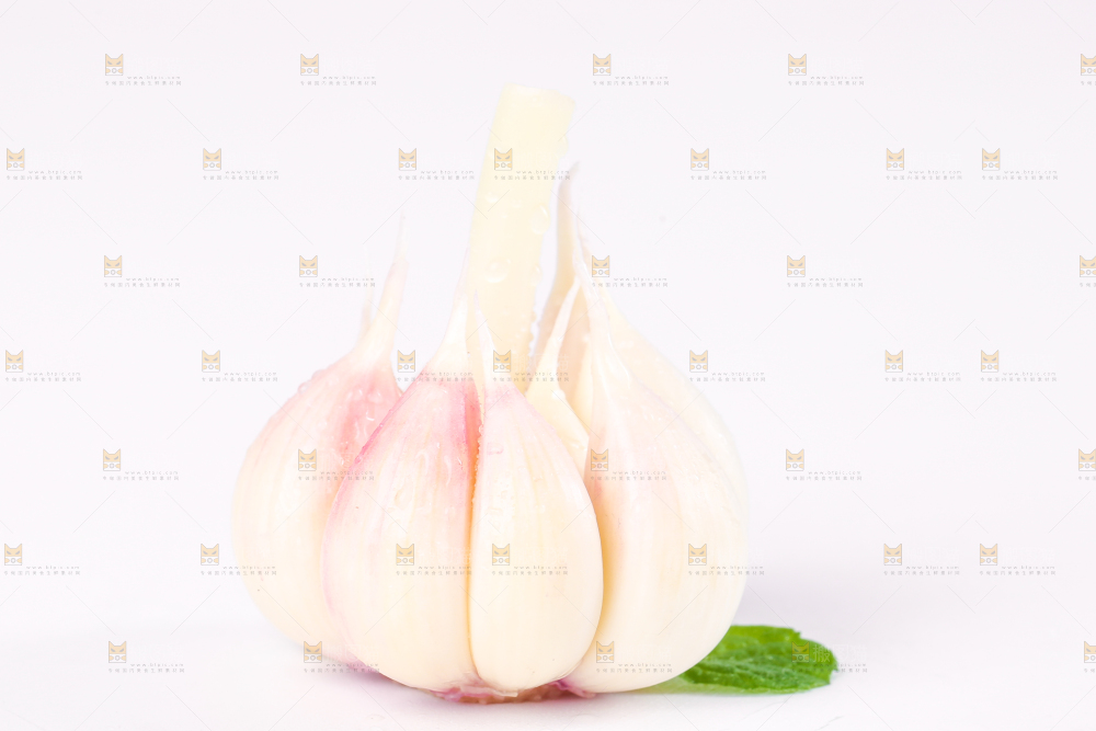 白底上放着紫皮大蒜