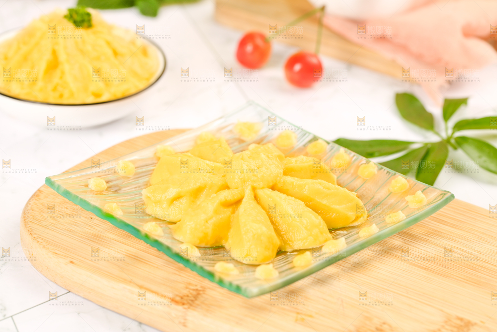浅底上放着一盘进口榴莲酱