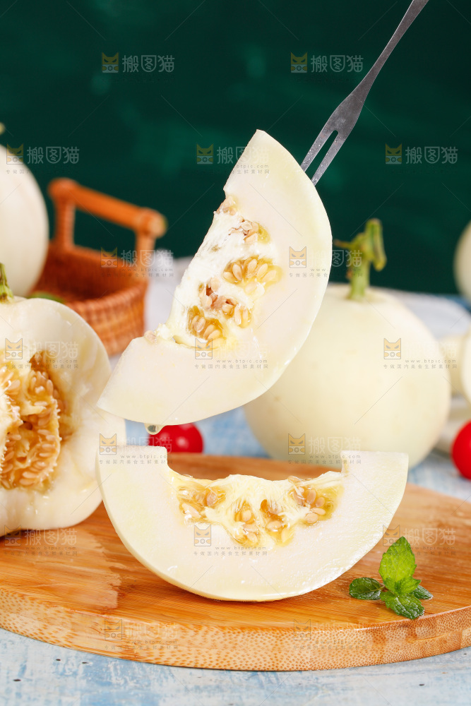 叉子叉着一块阎良甜瓜