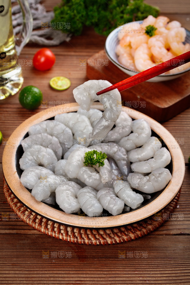 筷子夹着青虾仁