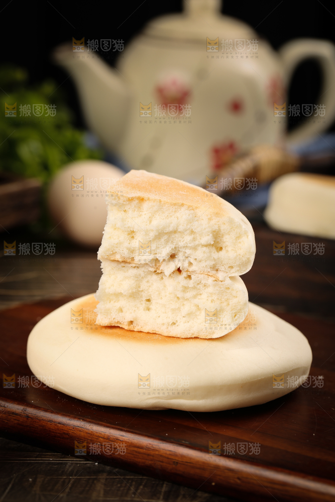 木底上放着蛋奶饼