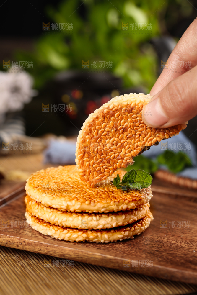 手里拿着芝麻饼