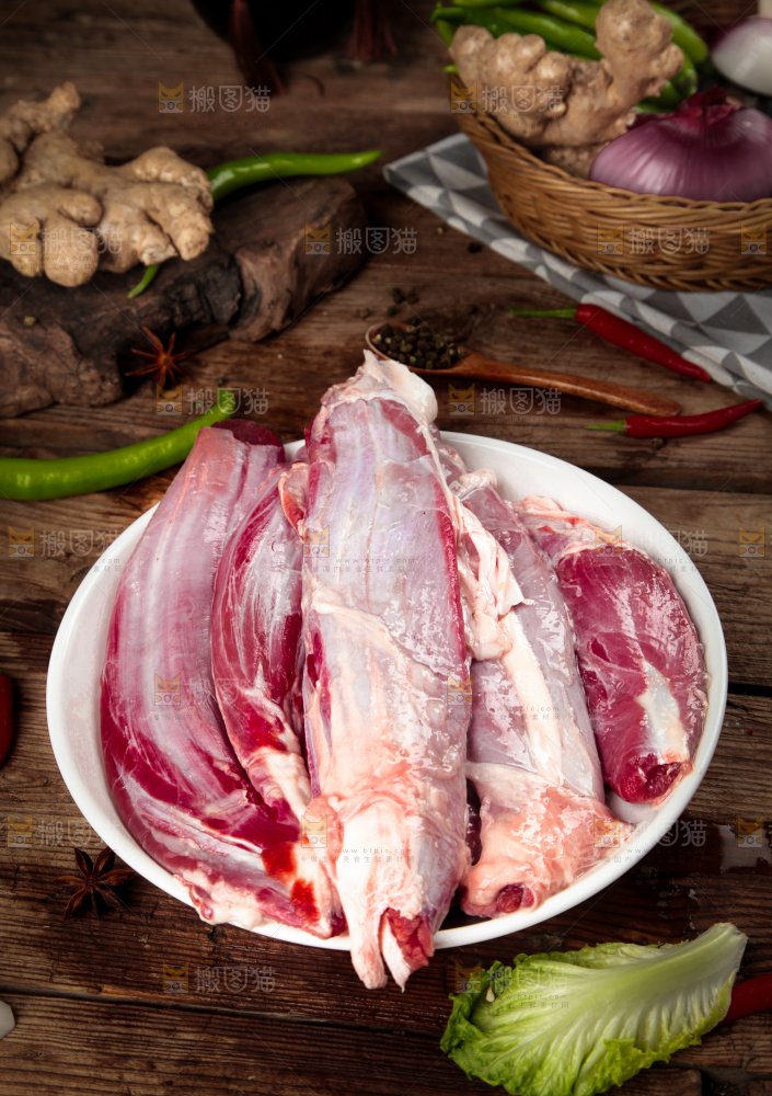 盘子里装着牛腿肉