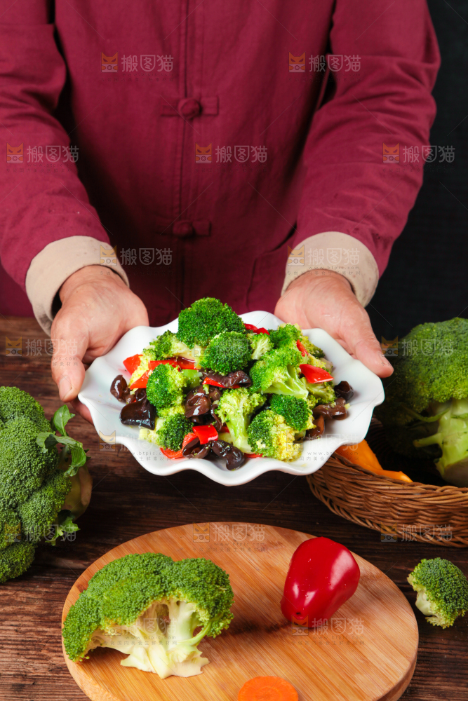 手端一盘素炒西兰花