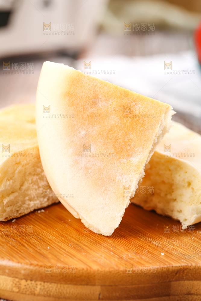 木板上放着全麦饼