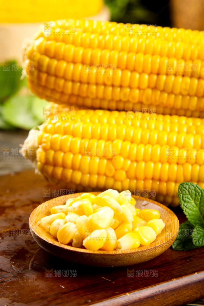 木板上的东北玉米