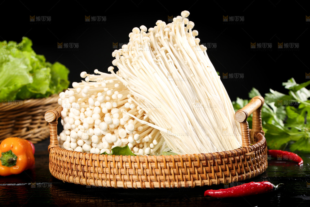 黑底上放着一盘新鲜的金针菇