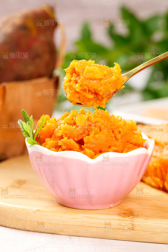 碟子里装着蜜薯果肉