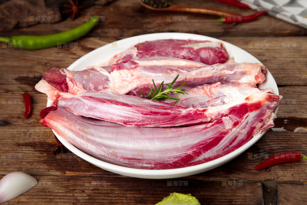 盘子里装着牛腿肉