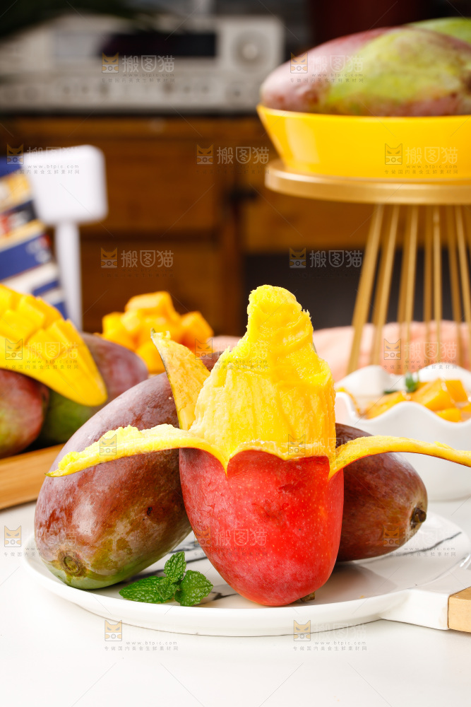 浅底上放着一盘剥皮的贵妃芒