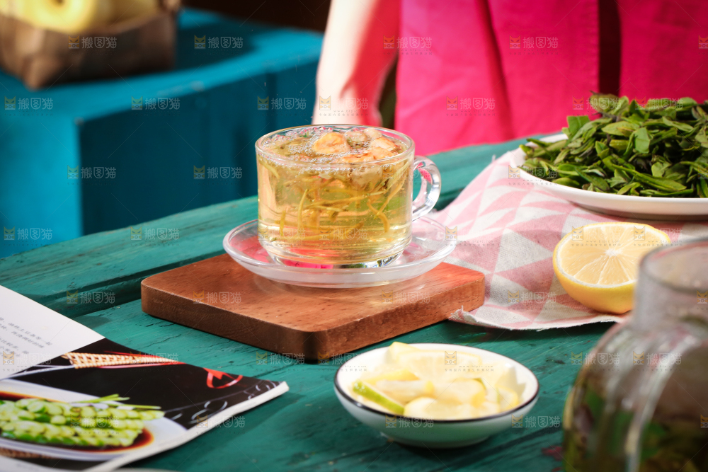 杯子里装着金银花茶