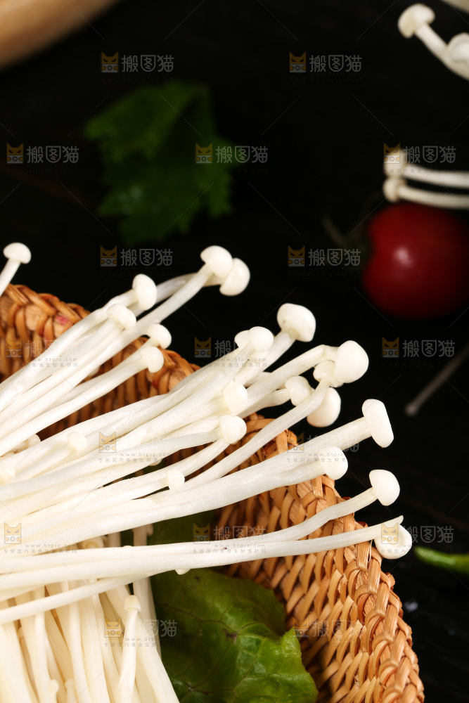 深底上的新鲜金针菇