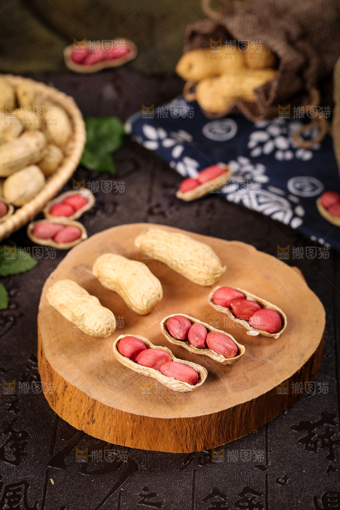 木底上的红皮花生米