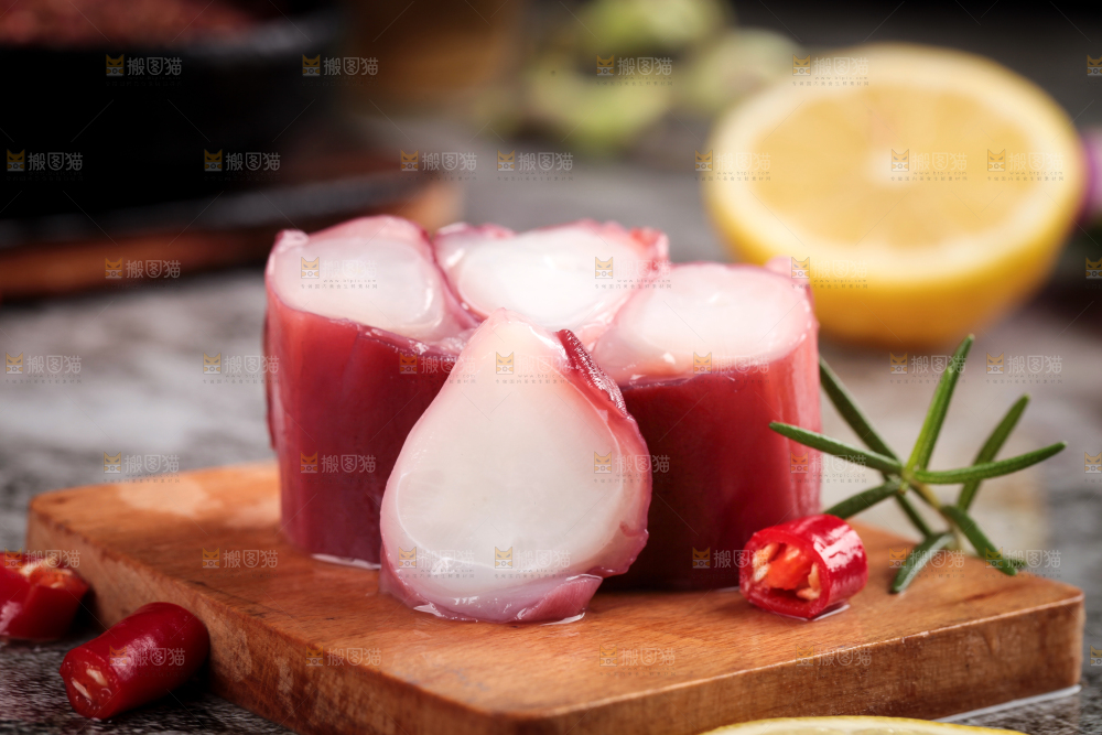 木板上放着鱿鱼