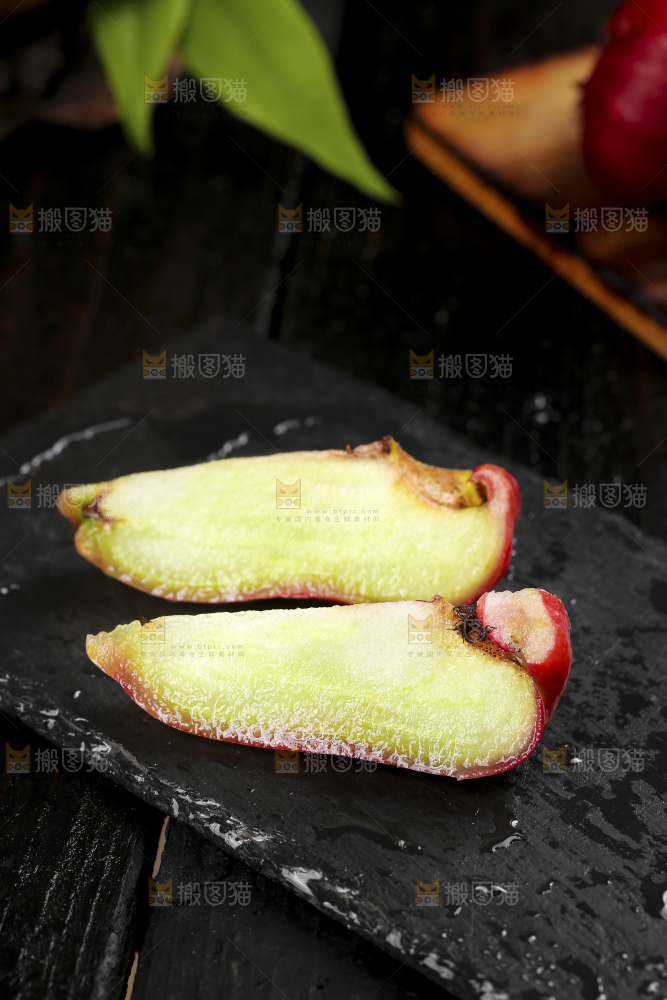 切开的黑金刚莲雾放在黑底上