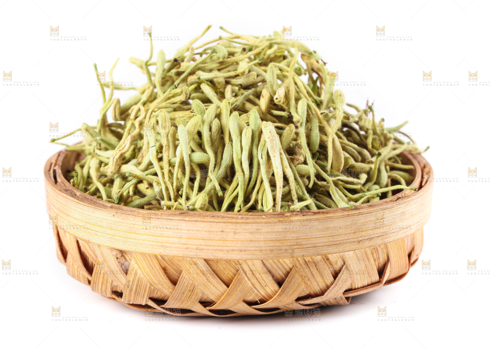 一筐干金银花放在白底上