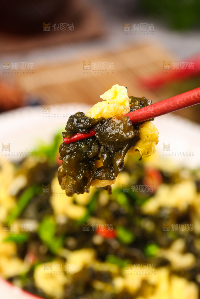 盘子里装着地皮菜炒鸡蛋
