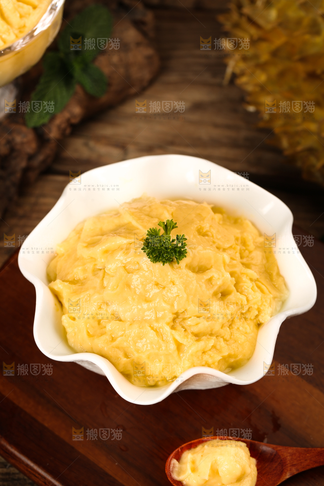 木底上放着一碗榴莲酱
