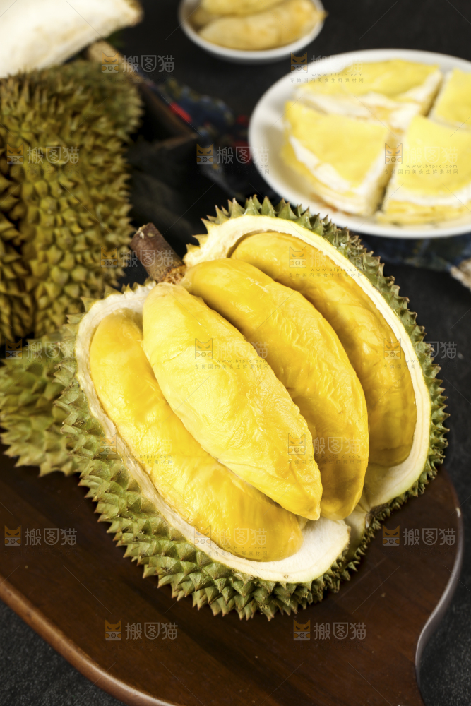 木板上的泰国甲仑榴莲