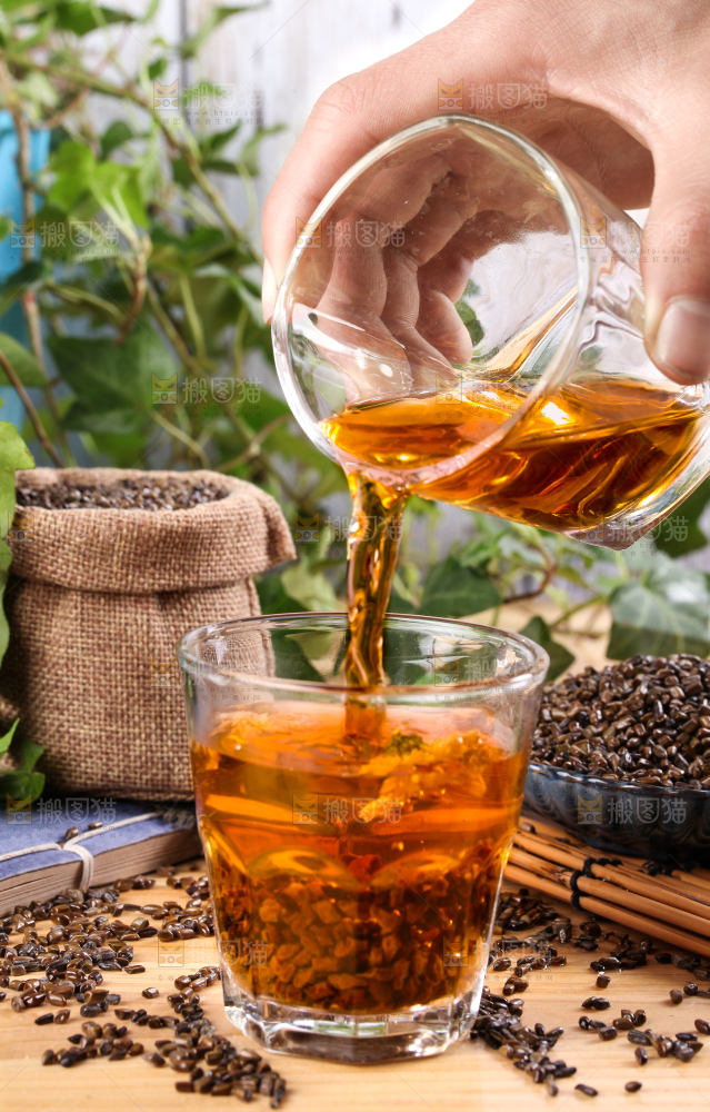 木底上放着一杯决明子茶