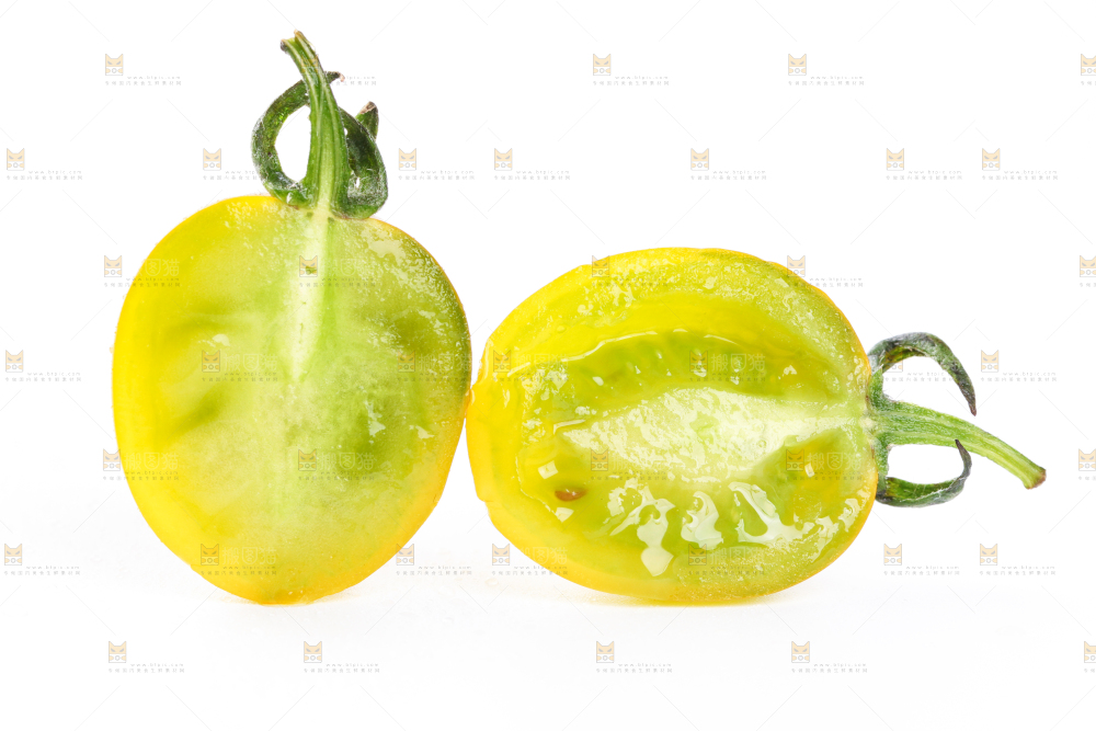 切开的青口蜜圣女果放在白底上