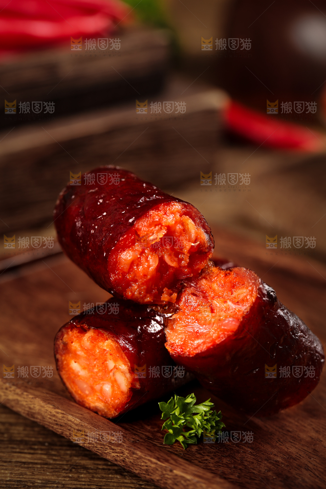 木板上摆放着烟熏香肠