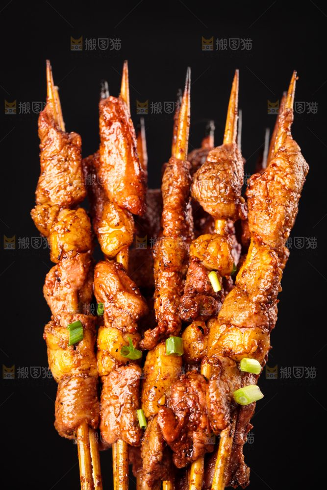 深底上的羊肉烤串