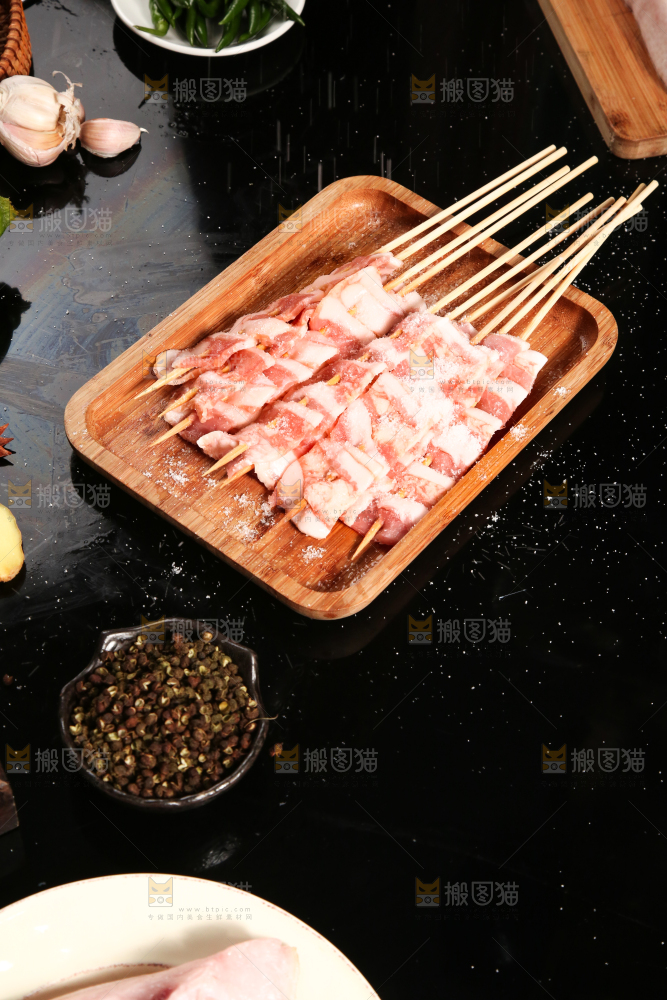 黑底上放着一盘串串